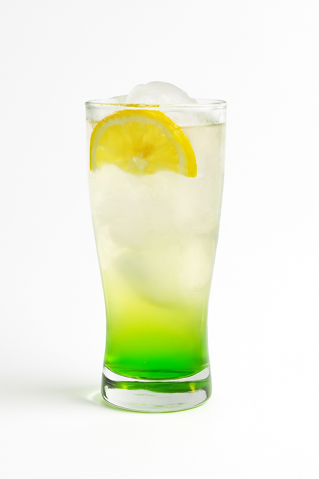 Segelas Lemon Squash segar dengan irisan jeruk lemon.
